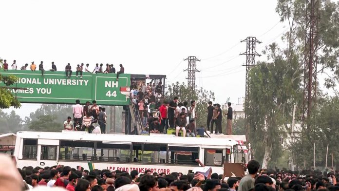 प्रातिनिधिक छायाचित्र: 27 सप्टेंबर 2026 रोजी फगवाडा येथे एलपीयूचे विद्यार्थी बसेसवर चढले आणि त्यांनी एनएच-44 रोखला.