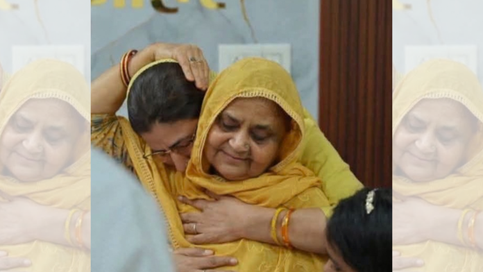 नोहर नगर परिषदेच्या नवनिर्वाचित अध्यक्षा हाजन खातून टाक या त्यांच्या सून आणि राजस्थानच्या माजी मंत्री मेहरुनिसा टाक यांच्यासह.