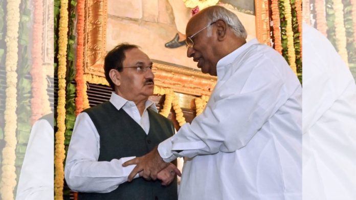 काँग्रेसचे अध्यक्ष मल्लिकार्जुन खर्गे (उजवीकडे) यांनी केंद्रीय मंत्री जे.पी. नड्डा (डावीकडे) यांना राज्यसभेत दिलेल्या त्या आश्वासनाची आठवण करून दिली आहे, ज्यामध्ये या प्रकरणातील दोषींवर कारवाई करण्याचे आश्वासन देण्यात आले होते.