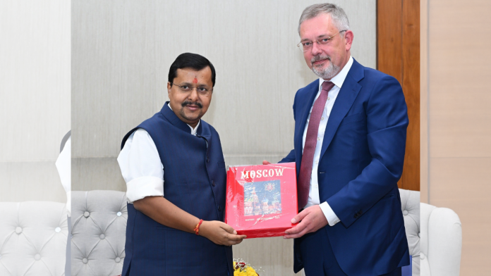 भाजपचे प्रमुख नितीन नबिन यांनी 1 सप्टेंबर रोजी नवी दिल्लीतील भाजप मुख्यालयात रशियाचे राजदूत डेनिस अलीपोव्ह यांची भेट घेतली होती.