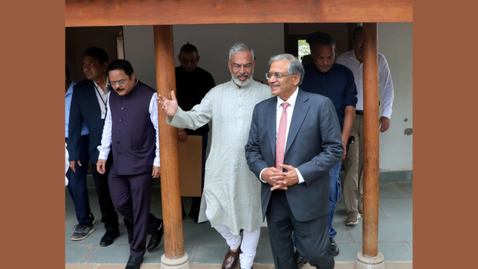 या महिन्याच्या सुरुवातीला अहमदाबादमधील महात्मा गांधींच्या साबरमती आश्रमात मुख्य निवडणूक आयुक्त ज्ञानेश कुमार |