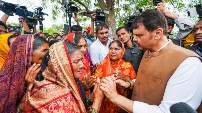 लातूर जिल्ह्यातील औसा तालुक्यातील खरोसा गावात दुष्काळग्रस्त भागाची पाहणी करण्यासाठी गेलेले महाराष्ट्राचे मुख्यमंत्री देवेंद्र फडणवीस यांनी बुधवारी संकटग्रस्त शेतकऱ्यांशी संवाद साधला.