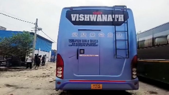 त्या स्लीपर बसचे दृश्य, ज्यामध्ये 4 ऑगस्टच्या रात्री आरोपी चालक आणि वाहकाने 17 वर्षीय तरुणीवर सामूहिक बलात्कार केला.