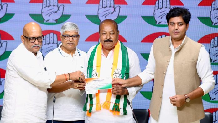 बुधवारी नवी दिल्लीतील एआयसीसी कार्यालयात काँग्रेस नेत्यांसोबत असीम वकार.