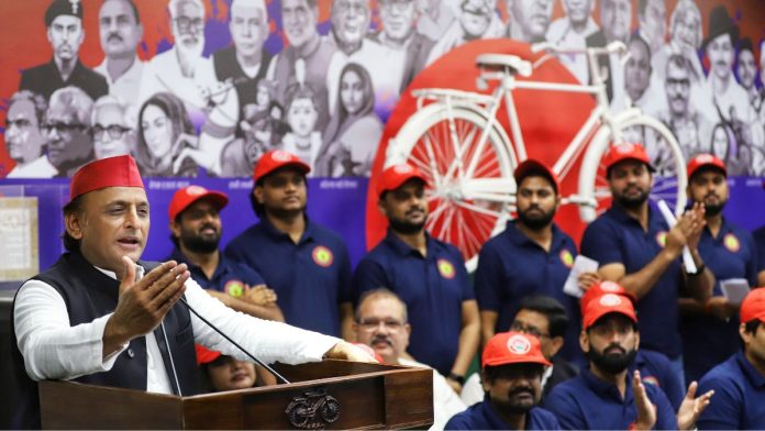 समाजवादी पक्षाचे राष्ट्रीय अध्यक्ष अखिलेश यादव यांनी मंगळवारी लखनौमधील पक्ष कार्यालयात विद्यार्थी सदस्यांसाठी आयोजित 'समाजवादी छात्र सभा'च्या पत्रकार परिषदेला संबोधित केले.