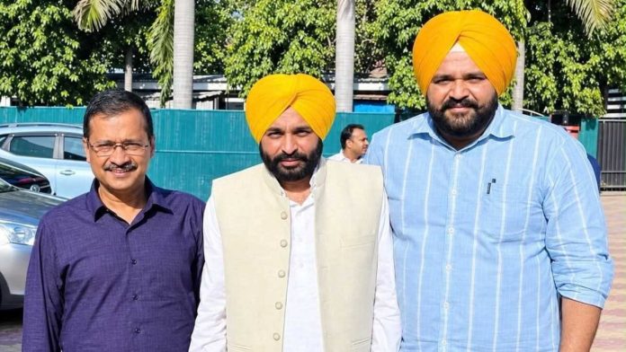 ‘आप’प्रमुख अरविंद केजरीवाल (डावीकडे) पंजाबचे मुख्यमंत्री भगवंत मान (मध्यभागी) आणि त्यांचे ओएसडी राजबीर सिंग घुमान यांच्यासोबत. केजरीवाल यांनी सीबीआयच्या कारवाईवर सडकून टीका केली आहे.