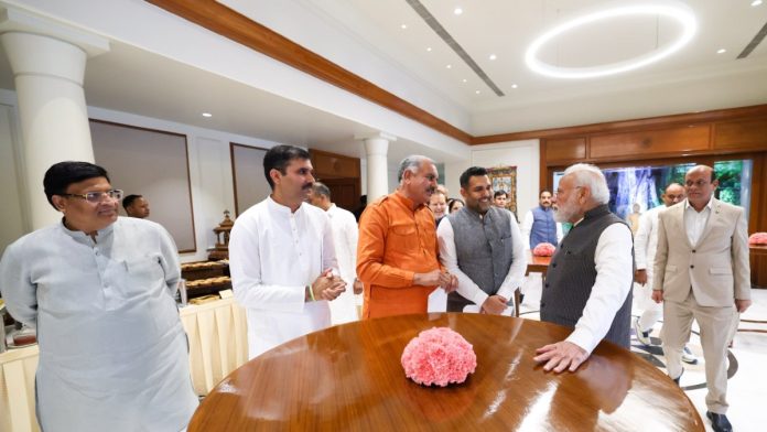 3 ऑक्टोबर 2026 रोजी नवी दिल्लीतील 7, लोक कल्याण मार्ग येथे हरियाणातील भाजप आमदारांसह पंतप्रधान नरेंद्र मोदी.