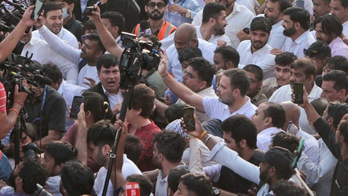 काँग्रेस नेते राहुल गांधी, प्रियांका गांधी वद्रा आणि एआयएसए अध्यक्ष नेहा बोरा यांनी सर्वोच्च न्यायालयाकडे इंडिया आघाडीच्या मोर्चाचे नेतृत्व केले | सूरज सिंग बिश्त | प्रिंट